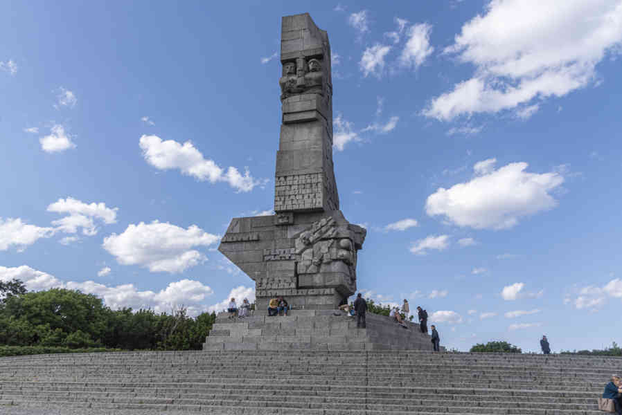 Polonia - Gdansk 175 - Westerplatte - monumento al Heroísmo del Ejercito Polaco.jpg